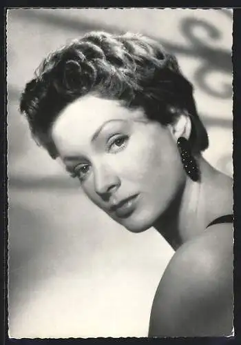 AK Schauspielerin Ruth Leuwerik mit Ohrringen im Portrait