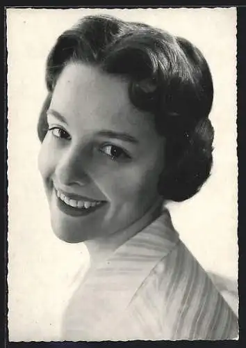 AK Schauspielerin Barbara von Nady mit hübschem Lächeln