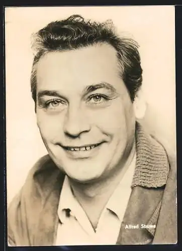 AK Schauspieler Alfred Struwe in die Kamera lächelnd