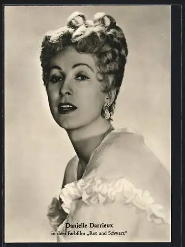 AK Schauspielerin Danielle Darrieux in dem Farbfilm Rot und Schwarz
