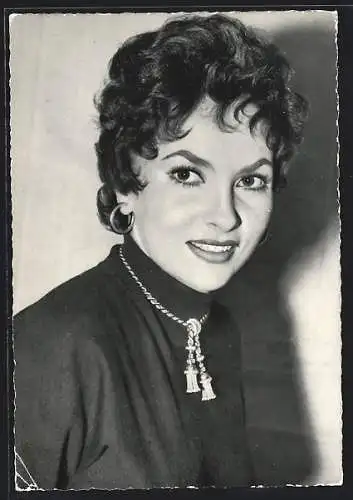 AK Schauspielerin Gina Lollobrigida mit Halskette und grossen Ohrringen