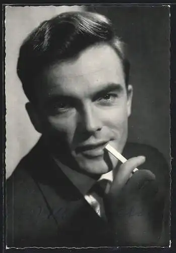 AK Schauspieler Erik Schuman mit Zigarette