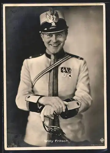 AK Schauspieler Willy Fritsch in Uniform und Degen posierend
