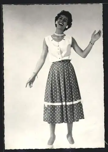 AK Schauspielerin Margot Eskens in toller Garderobe lächelnd