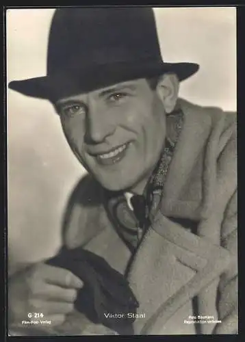 AK Schauspieler Viktor Staal, im Mantel mit einem Hut gesehen