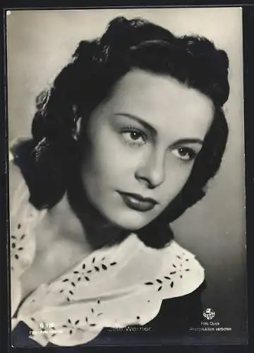 AK Schauspielerin Ilse Werner nachdenklich zur Seite schauend