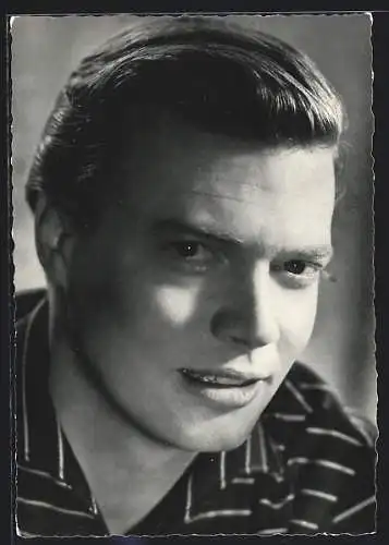 AK Schauspieler Karlheinz Böhm im Halbprofil