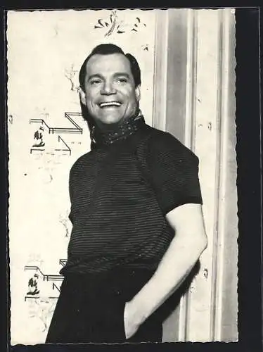 AK Schauspieler Eddie Constantine mit freundlichen Lachen