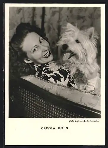 AK Schauspielerin Carola Höhn lächelnd mit Hund