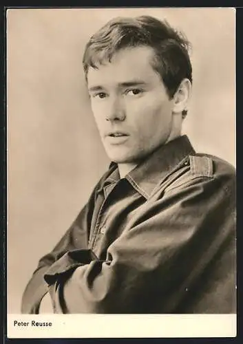 AK Schauspieler Peter Reusse mit verschränkten Armen