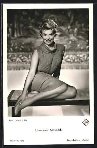 AK Christiane Maybach sitzt auf einer Bank