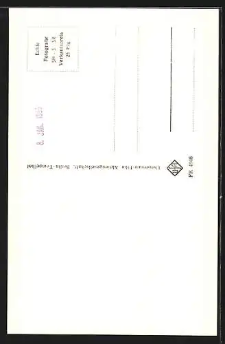 AK Christiane Maybach sitzt auf einer Bank