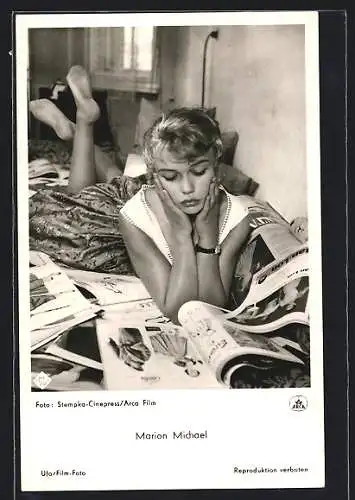 AK Schauspielerin Marion Michael liest in einer Zeitschrift