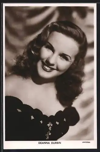 AK Schauspielerin Deanna Durbin lächelnd in Kamera blickend