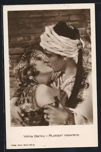AK Schauspielerin Vilma Banky küsst Schauspieler Rudolph Valentino