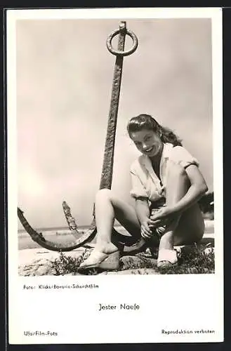 AK Schauspielerin Jester Naefe sitzt neben einem Anker am Strand
