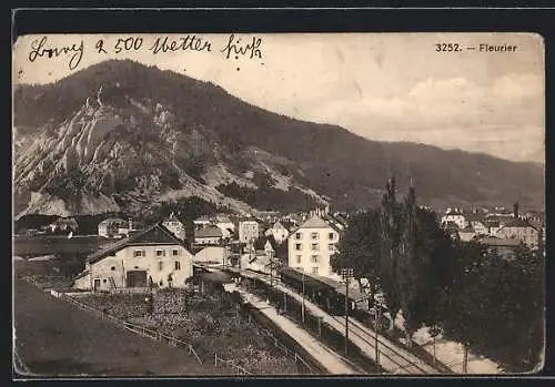 AK Fleurier, Ortsansicht mit Bahnhof und Bergpanorama