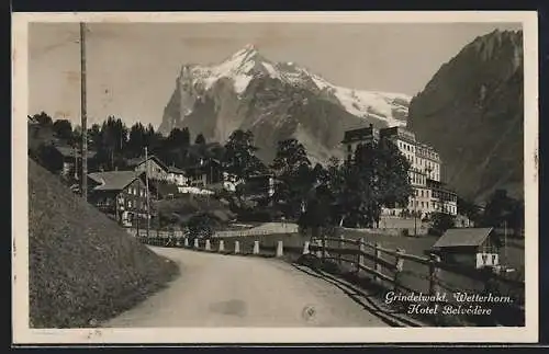 AK Grindelwald, Strassenpartie mit Blick auf Hotel Belvédére und das Wetterhorn