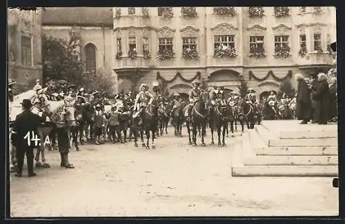 Foto-AK Memmingen, Grosser Fischertag 1925, Aufzug mit Pferden auf einem Platz vor der Kirche