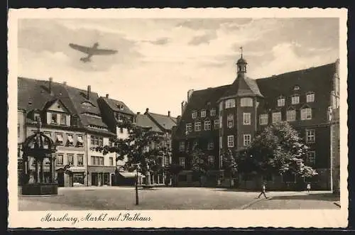 AK Merseburg, Markt mit Rathaus und Flugzeug