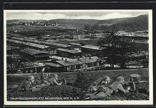 AK Münsingen, Truppenübungsplatz mit Soldaten und Blick zum Ort