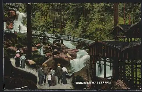AK Triberg, Wanderer am Triberger Wasserfall