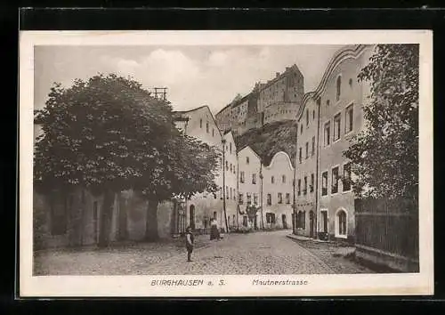 AK Burghausen a. S., Blick durch die Mautnerstrasse zur Burg