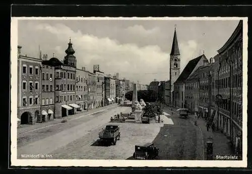 AK Mühldorf a. Inn, Stadtplatz mit Geschäften und Denkmal