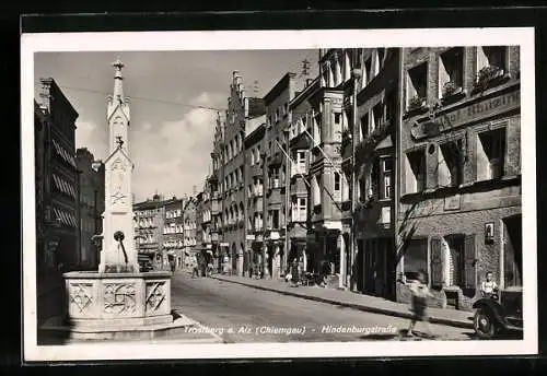 AK Trostberg a. Alz, Hindenburgstrasse mit Gasthof Ranzing und Säulenbrunnen