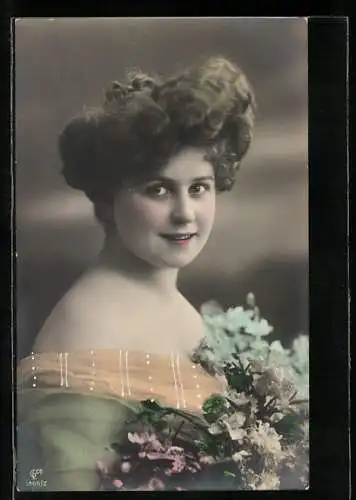 Foto-AK GL Co Nr. 1865 /2: Junge Dame mit kunstvoller Frisur und Blumen