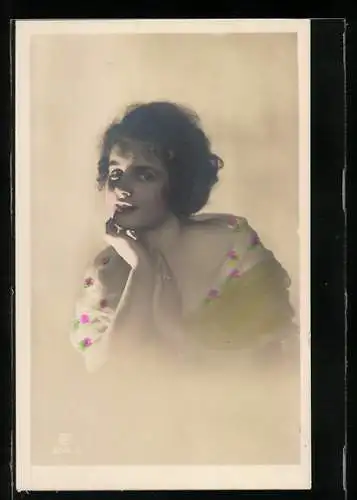 Foto-AK GL Co Nr. 6340 /2: Junge Dame in blumenbedrucktem Gewand