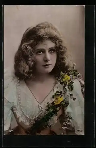 Foto-AK GL Co Nr. 934 /6: Junge Dame mit wallendem Haar und Blumenkranz