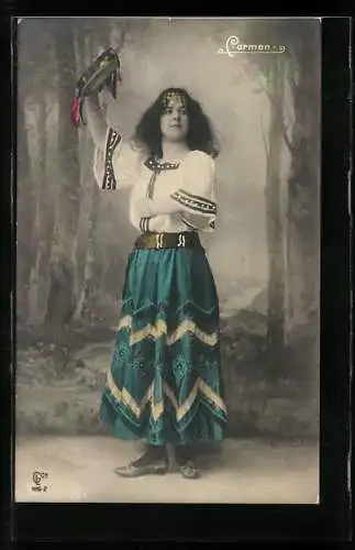 AK Szene aus der Oper Carmen mit einer jungen Frau die ein Tamburin in der Hand hält