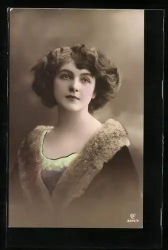 Foto-AK GL Co Nr. 3814 /5: Junge Dame mit Kurzhaarfrisur