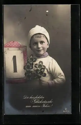 Foto-AK GL Co Nr. 5015 /2: Knabe mit Glücksklee und Kalenderblatt, Neujahrsgruss
