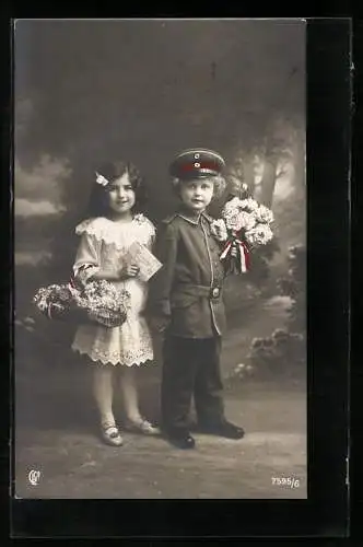 Foto-AK GL Co Nr. 7595 /6: Kleines Mädchen mit Feldpostbrief und kleinem Soldat