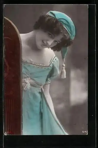 Foto-AK GL Co Nr. 1242: Junge Dame mit einer Zipfelmütze