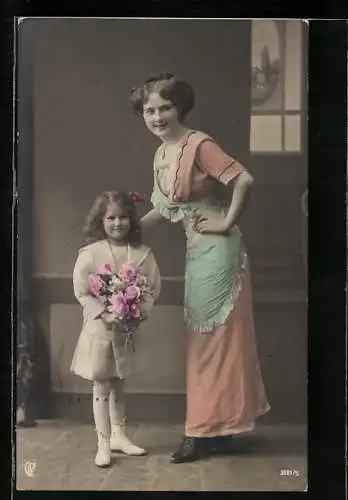 Foto-AK GL Co Nr. 3661 /5: Dame und kleines Mädchen mit Rosenstrauss