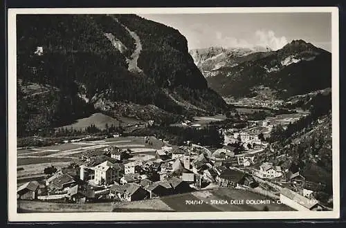 AK Canazei, Totalansicht mit Dolomitenstrasse