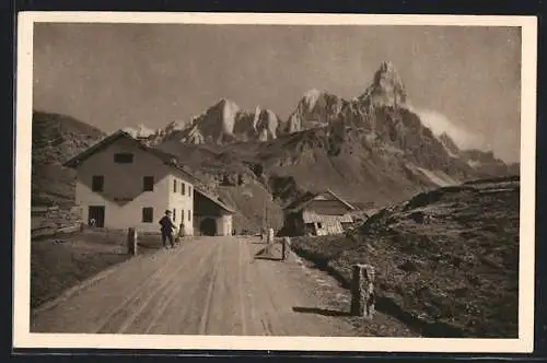 AK Rollepass, Strassenpartie mit Gebäuden, Cimon della Pala, Vezzana und Cima dei Burdoni