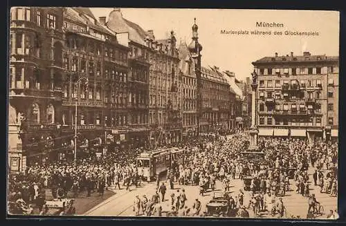 AK München, Strassenbahn auf dem Marienplatz während des Glockenspieles