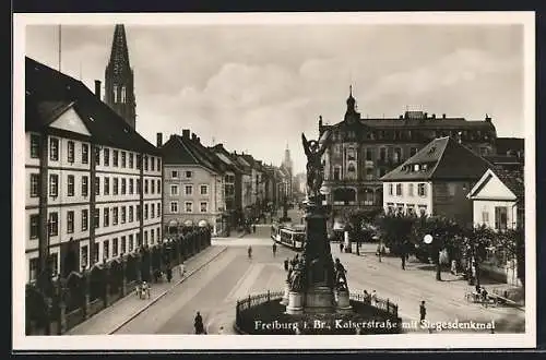 AK Freiburg / Breisgau, Kaiserstrasse mit Strassenbahn und Siegesdenkmal