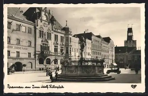 AK Braunau am Inn, Markt mit Gasthof Goldene Kanone mit Monument, Auto