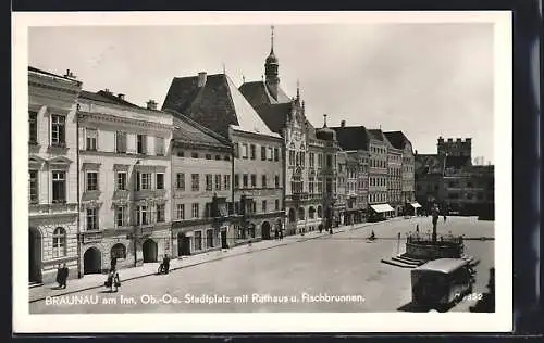 AK Braunau am Inn, Stadtplatz mit Rathaus und Fischbrunnen