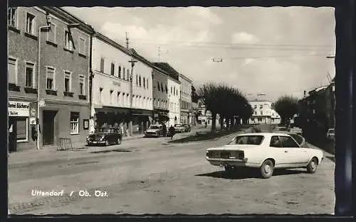 AK Uttendorf, Strassenpartie mit Geschäften u. Autos