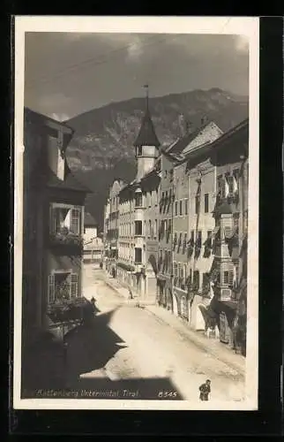 AK Rattenberg /Unterinntal, Strassenpartie mit der Bank, Bergblick