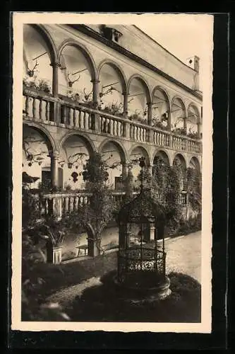 AK Rottenmann, Pension Burg Strechau, Arkadengang mit Burgbrunnen