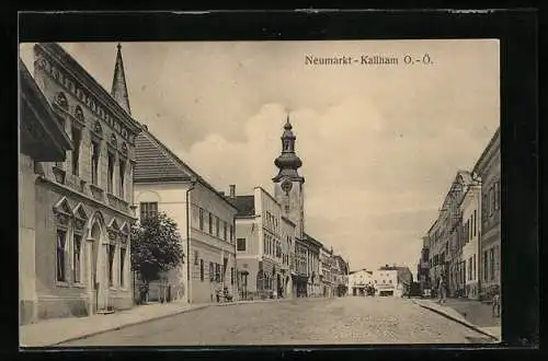 AK Neumarkt im Hausruckkreis, Neumarkt-Kallham, Strassenpartie mit Blick zur Kirche