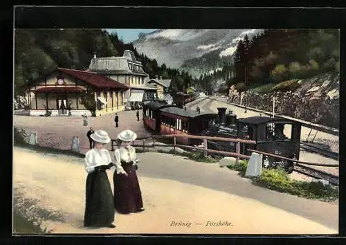 AK Brünig, Damen an der Bergbahn auf der Passhöhe