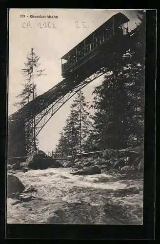 AK Giessbergbahn passiert die Brücke über den Fluss